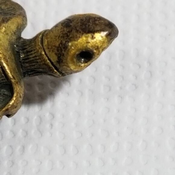 Vintage brass tortoise brooch 1"x7/8" - Picture 3 of 15